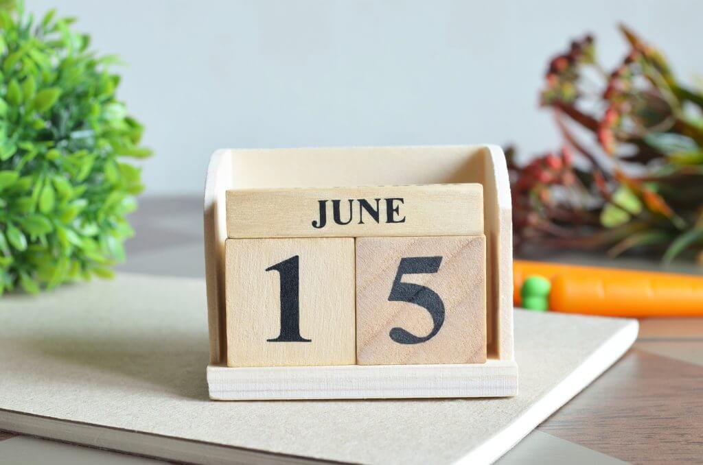 Calendar showing June 15th, the automatic tax deadline for expats.