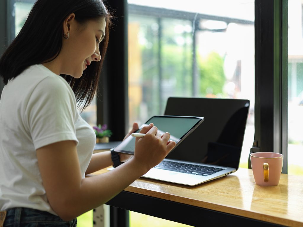 A woman looking up on a tablet How to File for the December 15 US Tax Extension. 