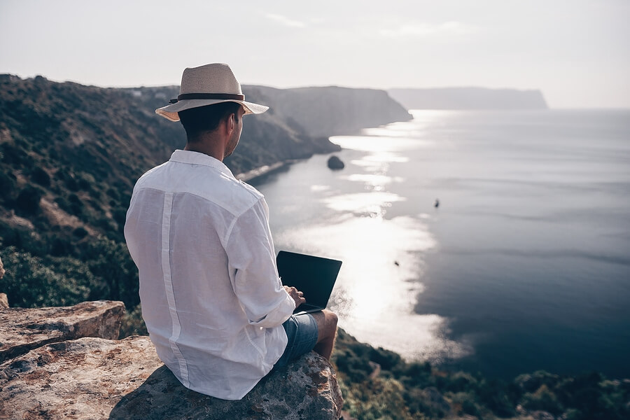 DIgital nomad along the ocean